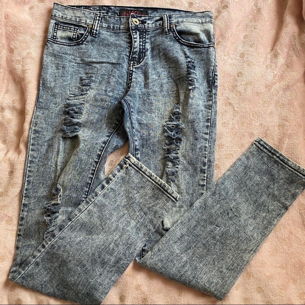Acid Wash/Dirty Wash Ripped Low-rise Skinny Jeans
